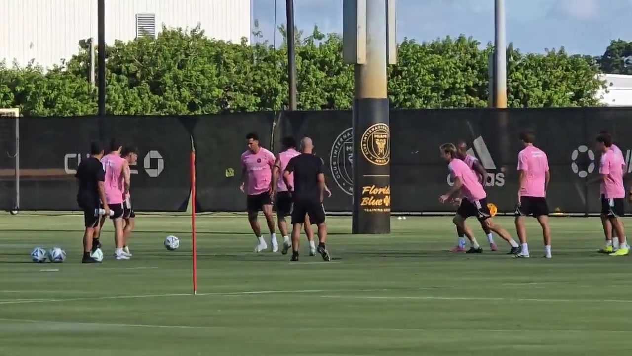 必发网站-亲自上阵！马斯切拉诺参加迈阿密国际抢圈训练