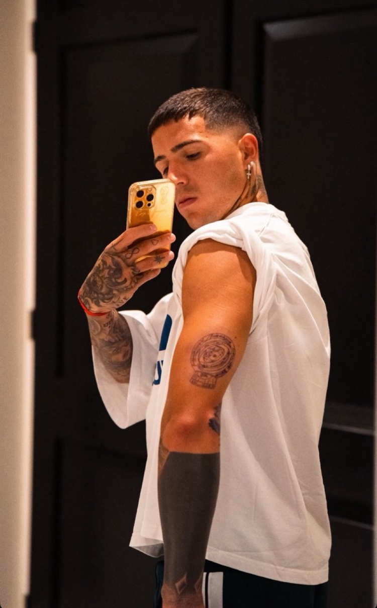 必发下载-恩佐将切尔西世俱杯荣耀永久铭刻，臂间奖杯纹身见证历史时刻