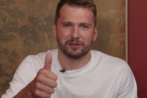 必发网站-东契奇用中文欢迎杨瀚森加入NBA愿意把手机号给小杨加好友