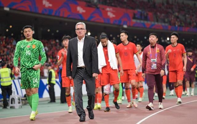 必发-马德兴：国足三连败谁该担责？迪拜集训练了个寂寞？