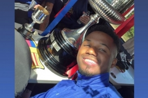 bifa必发-法蒂社媒转发与莱万、拉菲尼亚合照，身边摆着国王杯奖杯