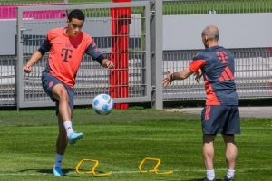 必发官方-备战欧国联四强战，记者：穆西亚拉进行了35分钟高强度有球训练