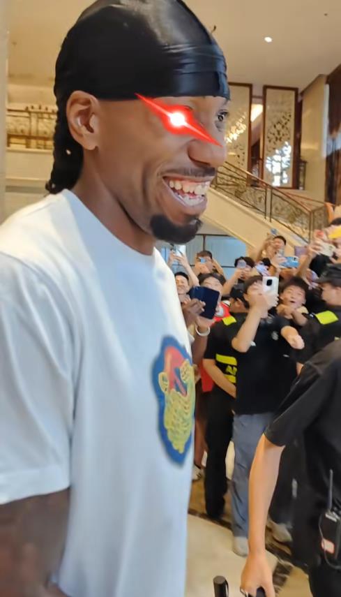 这不热巴吗？狂热球迷被好友及时拦截 头巾小卡笑嘻了