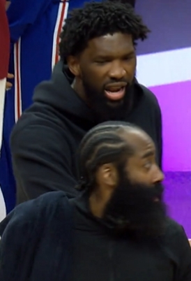 恩比德从后方主动拉住哈登示好：我知道你生气 但我还是要打招呼